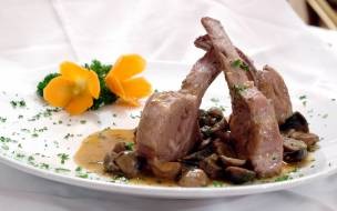 Sườn cừu sốt nấm kiểu Ý