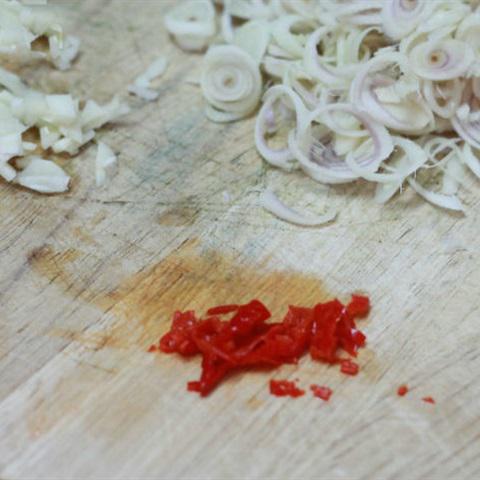 Cách làm sườn heo chiên sả ớt