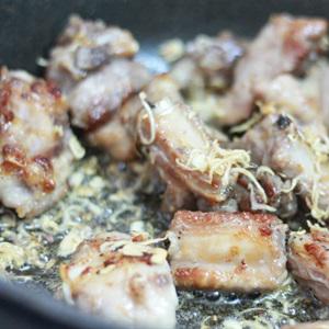 Cách làm sườn heo chiên sả ớt