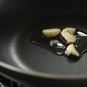 Cách làm sườn heo cốt lết áp chảo