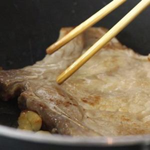 Cách làm sườn heo cốt lết áp chảo