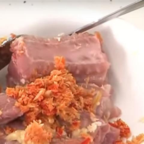 Cách làm sườn heo non chiên sả ớt