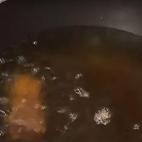 Cách làm sườn heo non chiên sả ớt