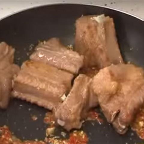 Cách làm sườn heo non chiên sả ớt