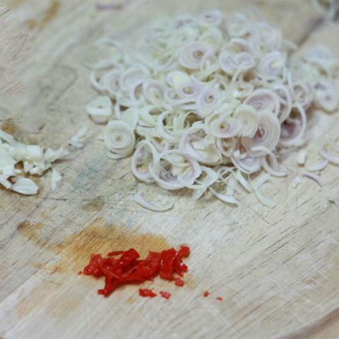 Cách làm sườn non chiên sả ớt