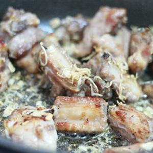 Cách làm sườn non chiên sả ớt