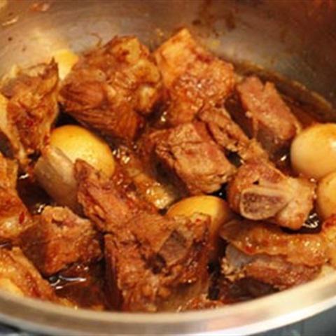 Cách làm sườn non kho trứng cút