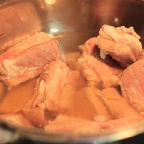 Cách làm sườn non rim mặn ngọt