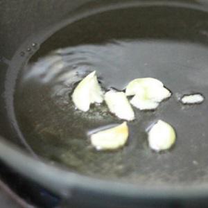 Cách làm sườn non xào thơm