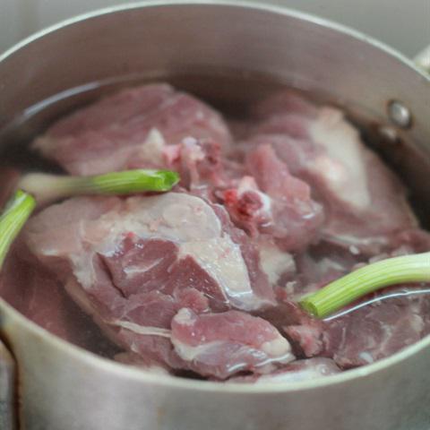 Cách làm sườn om thơm chua ngọt