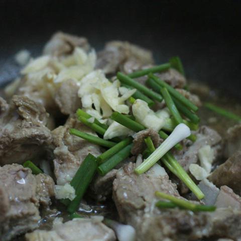 Cách làm sườn om thơm chua ngọt