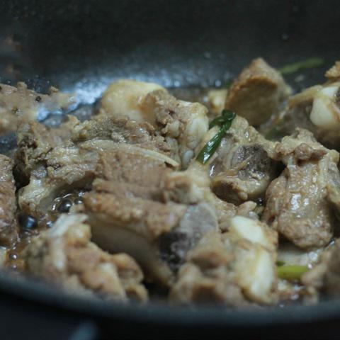 Cách làm sườn om thơm chua ngọt