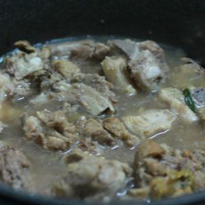 Cách làm sườn om thơm chua ngọt