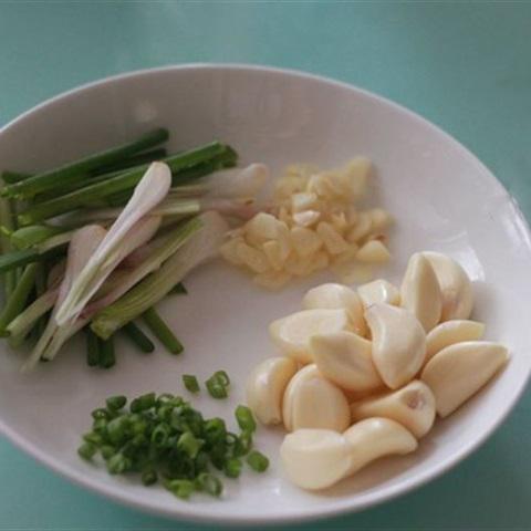 Cách làm sườn om tỏi