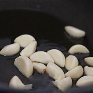 Cách làm sườn om tỏi