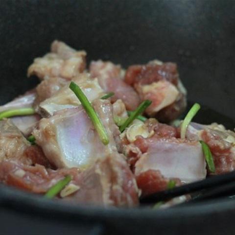 Cách làm sườn om tỏi