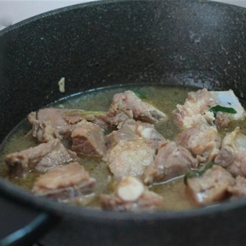 Cách làm sườn om tỏi