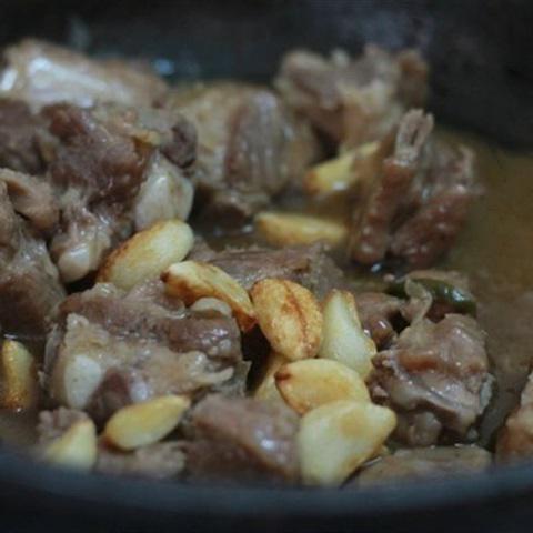 Cách làm sườn om tỏi