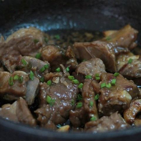 Cách làm sườn om tỏi