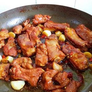 Cách làm sườn sốt tỏi