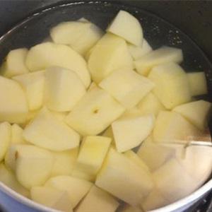 Cách làm sườn xào khoai tây