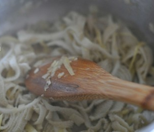 Súp cay thịt bò và rau củ kiểu Hàn ngon miệng, dễ làm cho ngày đông ấm áp