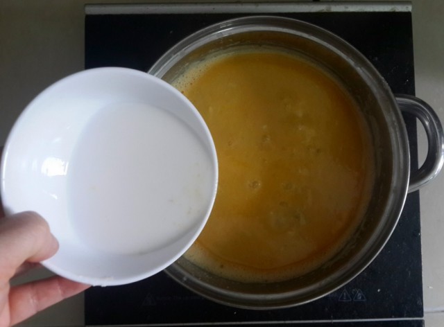 Súp cua hạt sen, bắp xay