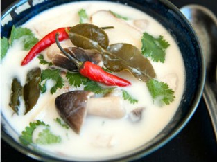 Súp gà kiểu Thái