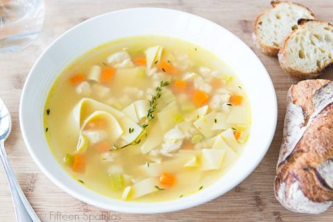 Súp gà: món nấu nhanh, giải cảm ngày mưa lạnh