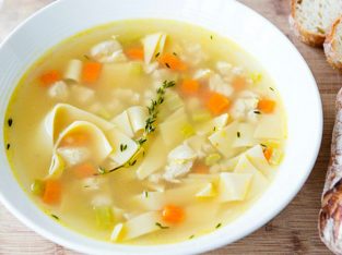 Súp gà: món nấu nhanh, giải cảm ngày mưa lạnh