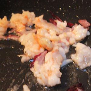 Cách làm súp hạt sen với nấm và tôm