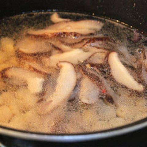 Cách làm súp hạt sen với nấm và tôm