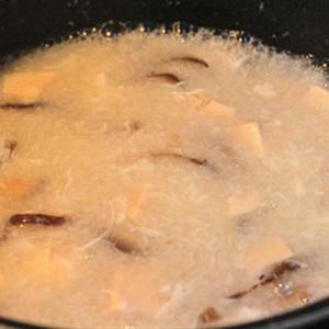 Cách làm súp hạt sen với nấm và tôm