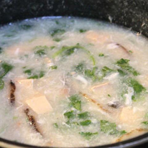 Cách làm súp hạt sen với nấm và tôm