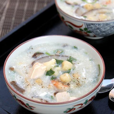 Cách làm súp hạt sen với nấm và tôm