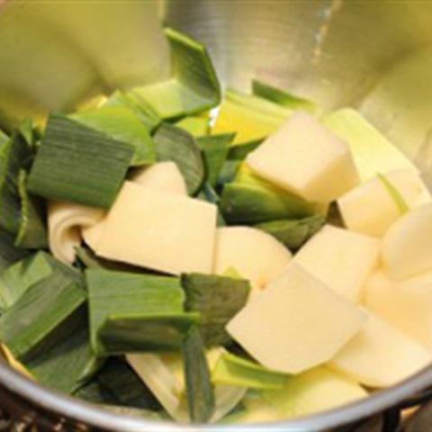 Cách làm súp khoai tây hành boa rô