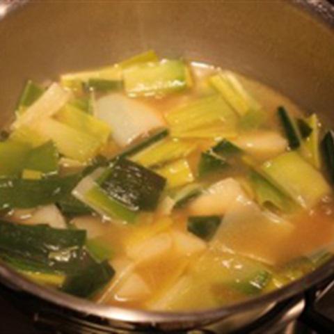 Cách làm súp khoai tây hành boa rô