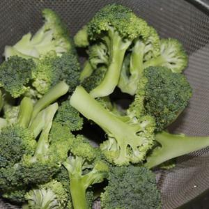 Cách làm súp lơ xanh xào cật heo