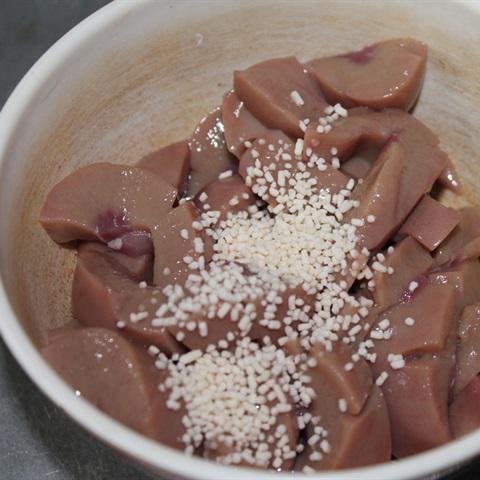 Cách làm súp lơ xanh xào cật heo