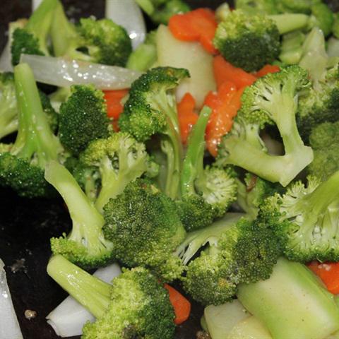 Cách làm súp lơ xanh xào cật heo