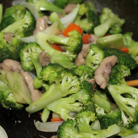 Cách làm súp lơ xanh xào cật heo