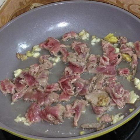 Cách làm súp lơ xanh xào thịt bò