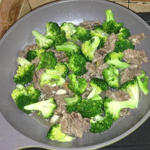 Cách làm súp lơ xanh xào thịt bò