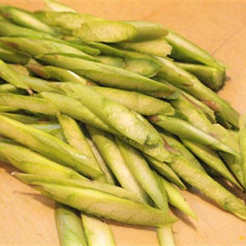 Cách làm súp măng tây với thịt cua