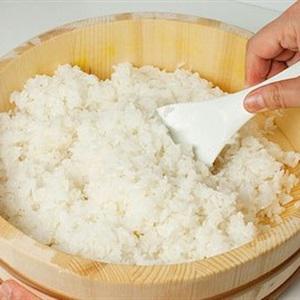 Cách làm sushi cá hồi