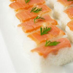 Cách làm sushi cá hồi