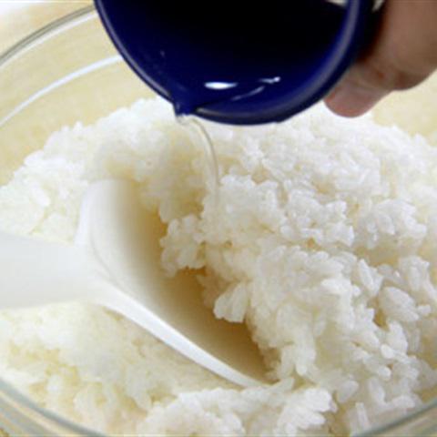 Cách làm sushi cá hồi trứng tôm