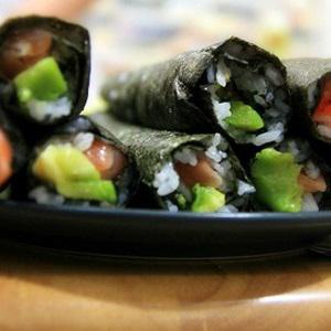 Cách làm sushi cá hồi trứng tôm