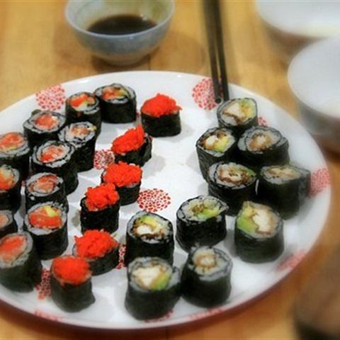 Cách làm sushi cá hồi trứng tôm