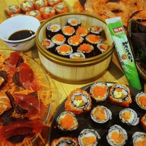Cách làm sushi cá hồi trứng tôm